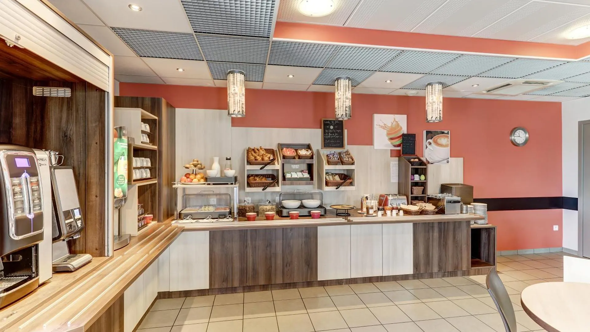 Saint-Victor-des-Oules Ace Hotel Montlucon 3*,  צרפת